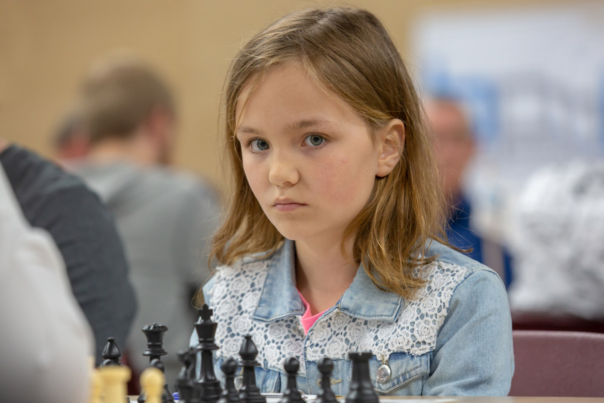schaakfoto jeugdschaak Machteld van Foreest foto: ARNOGRAPHICS
